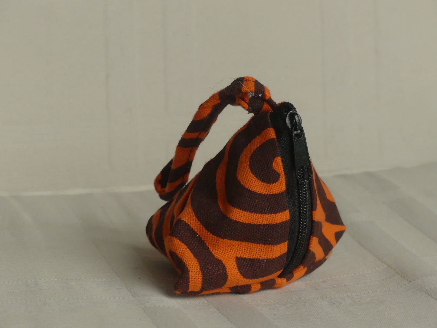 Pochette triangulaire fait main | orange / marron