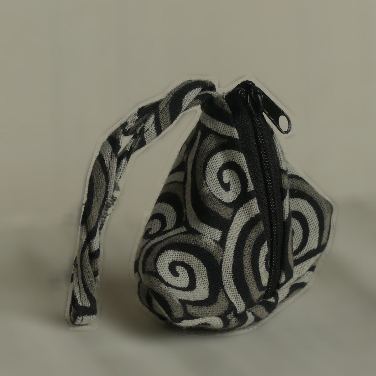 Pochette triangulaire fait main | blanche / noire / grise