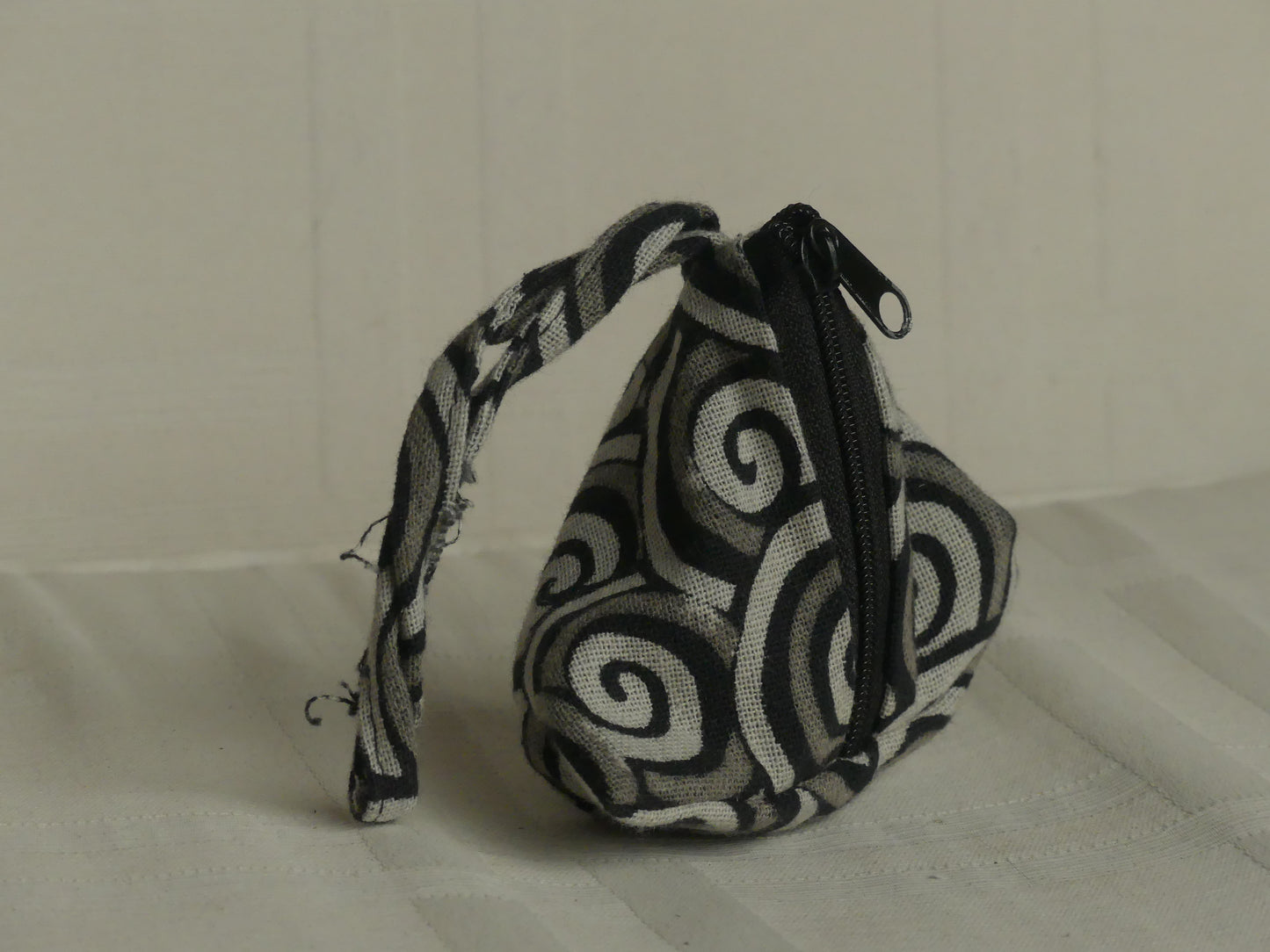 Pochette triangulaire fait main | blanche / noire / grise