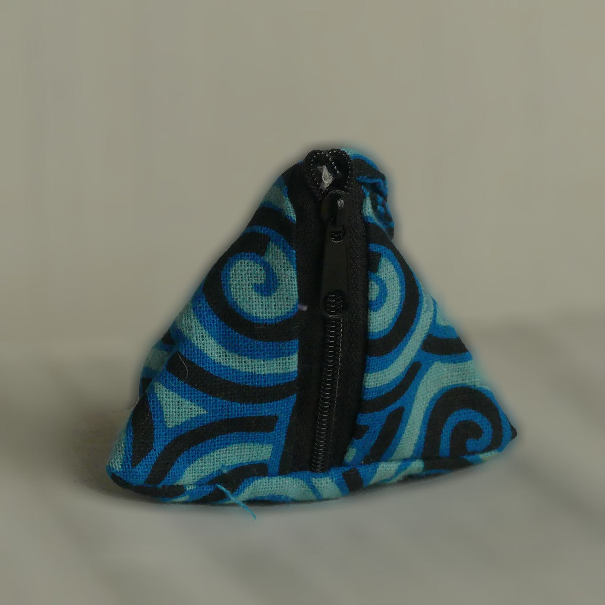 Pochette triangulaire fait main | bleue ciel / bleue foncée / noire
