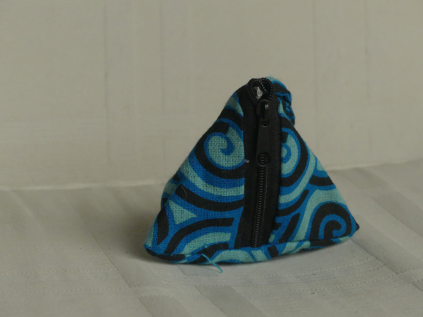 Pochette triangulaire fait main | bleue ciel / bleue foncée / noire