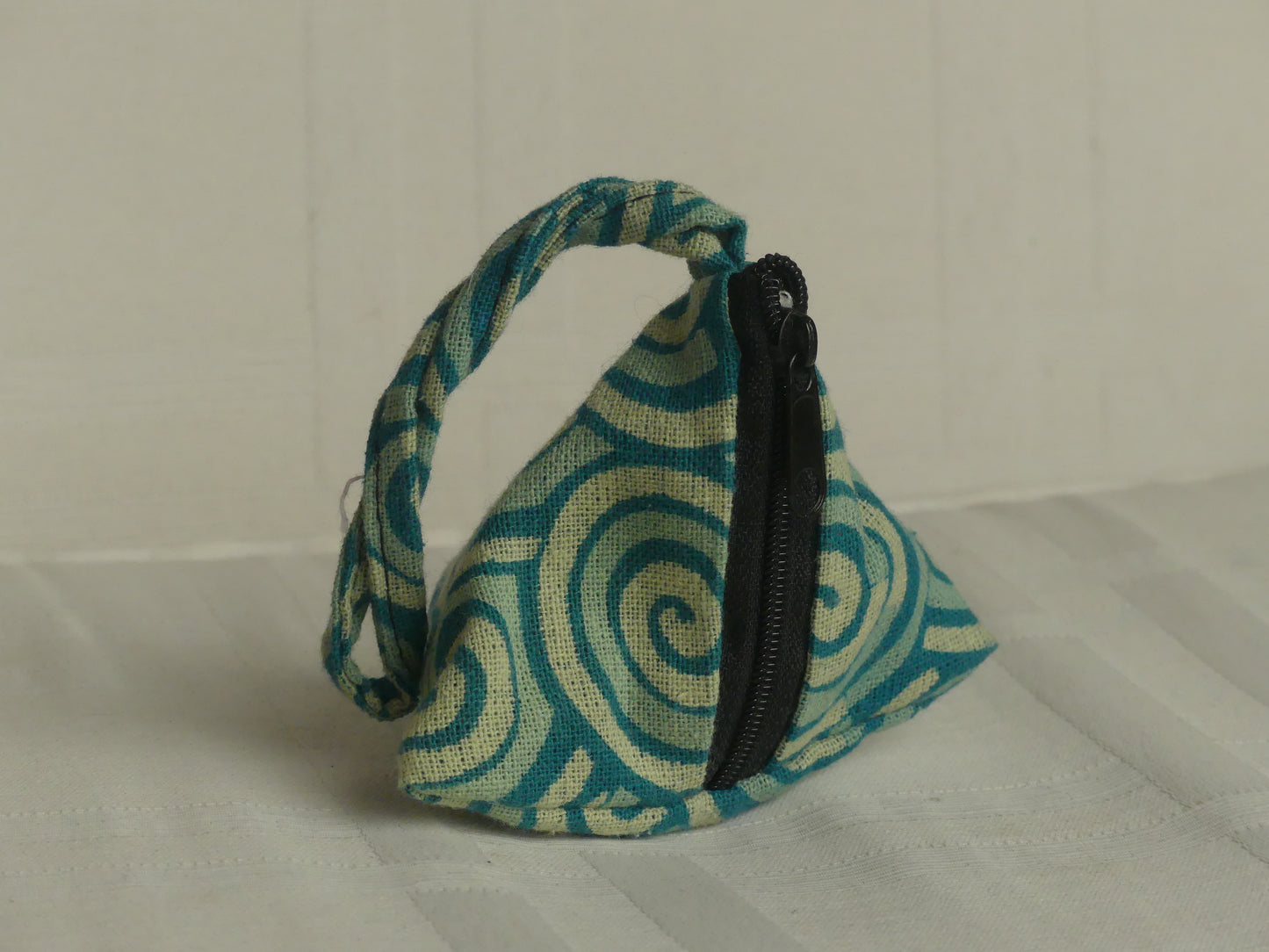 Pochette triangulaire fait main | verte claire / verte / turquoise