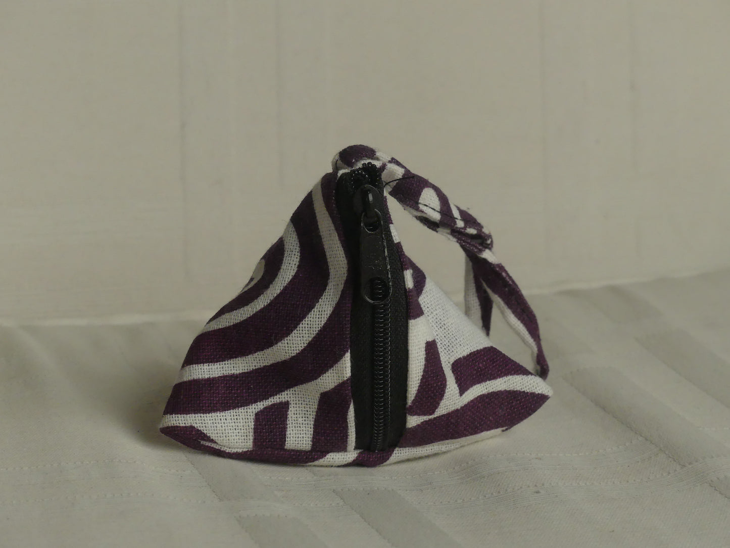 Pochette triangulaire fait main | blanche / violette
