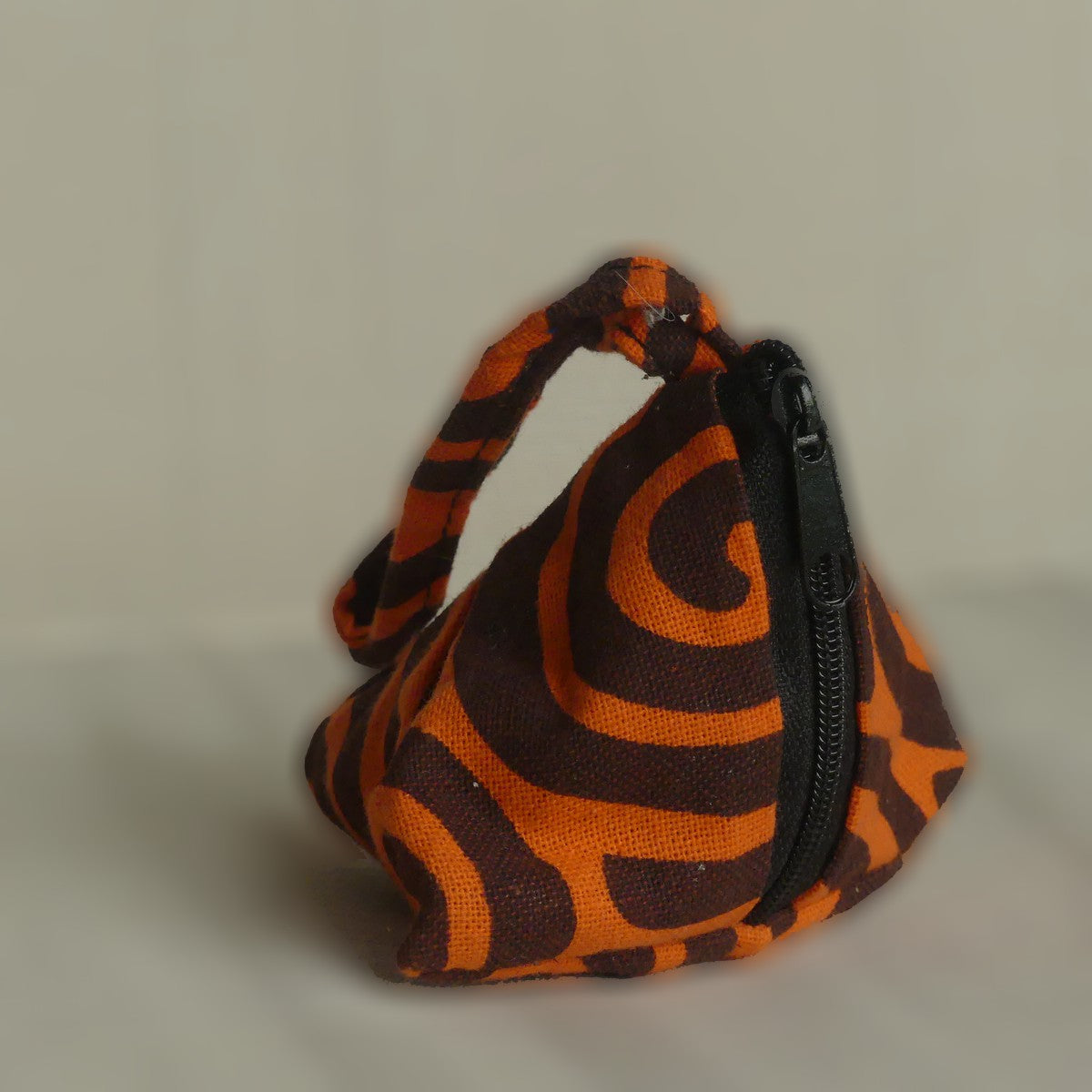 Pochette triangulaire fait main | orange / marron