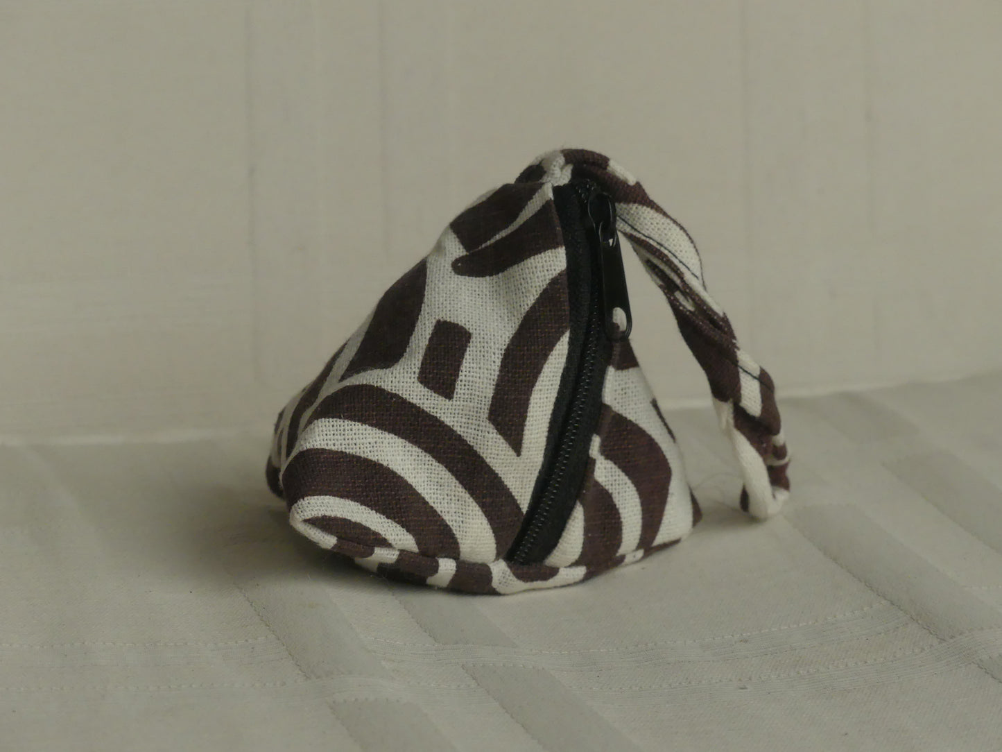 Pochette triangulaire fait main | blanche / marron