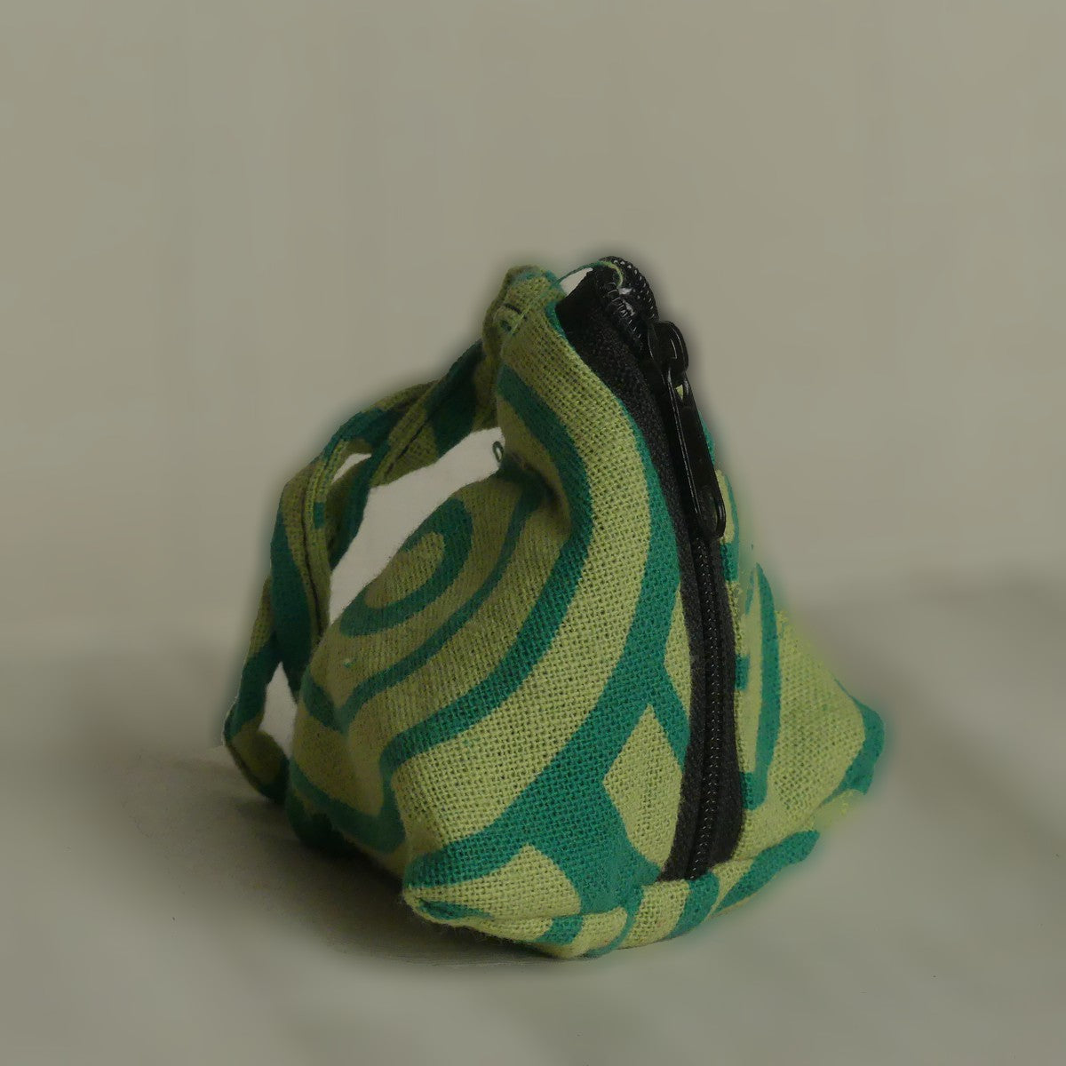 Pochette triangulaire fait main | Verte claire / verte foncée