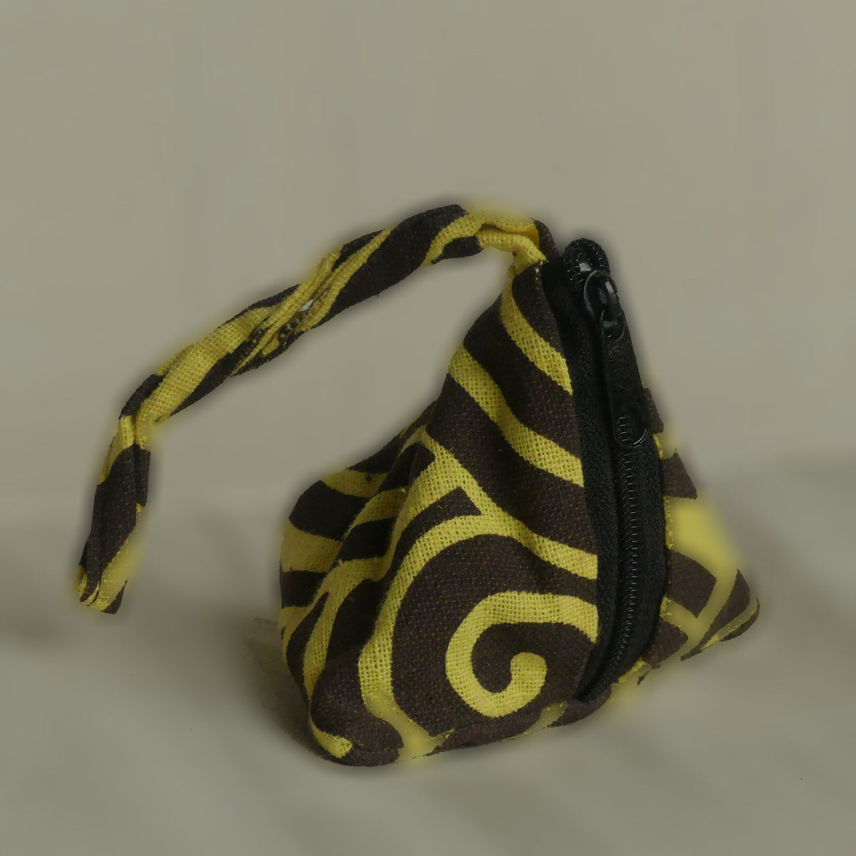 Pochette triangulaire fait main | jaune / marron