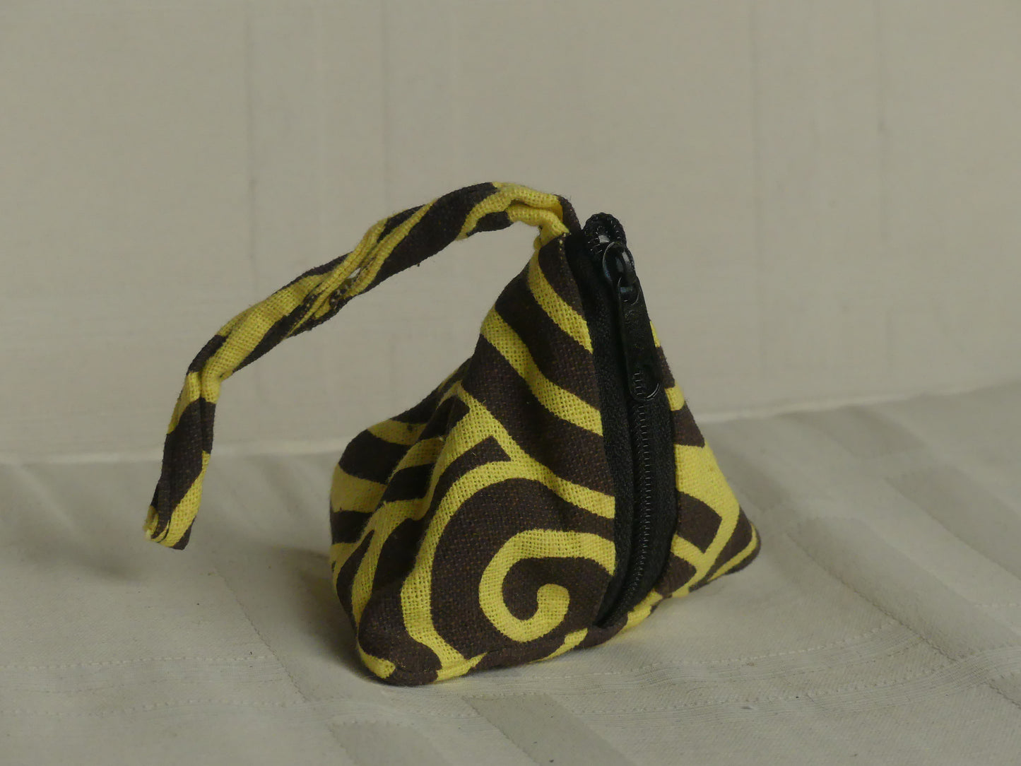 Pochette triangulaire fait main | jaune / marron