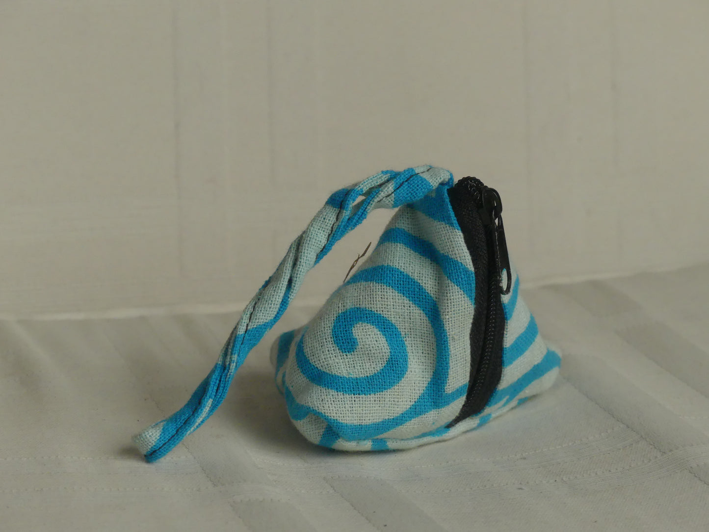 Pochette triangulaire fait main | bleue pâle / bleue ciel
