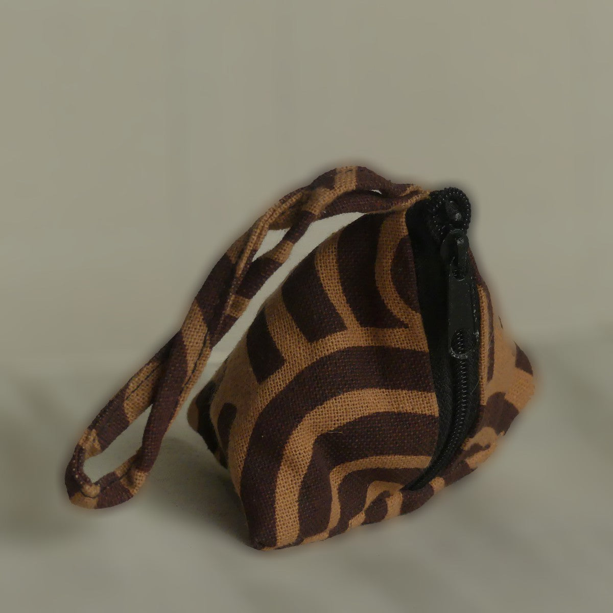Pochette triangulaire fait main | marron clair / marron
