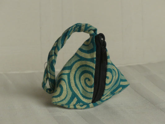 Pochette triangulaire fait main | verte claire / verte / turquoise