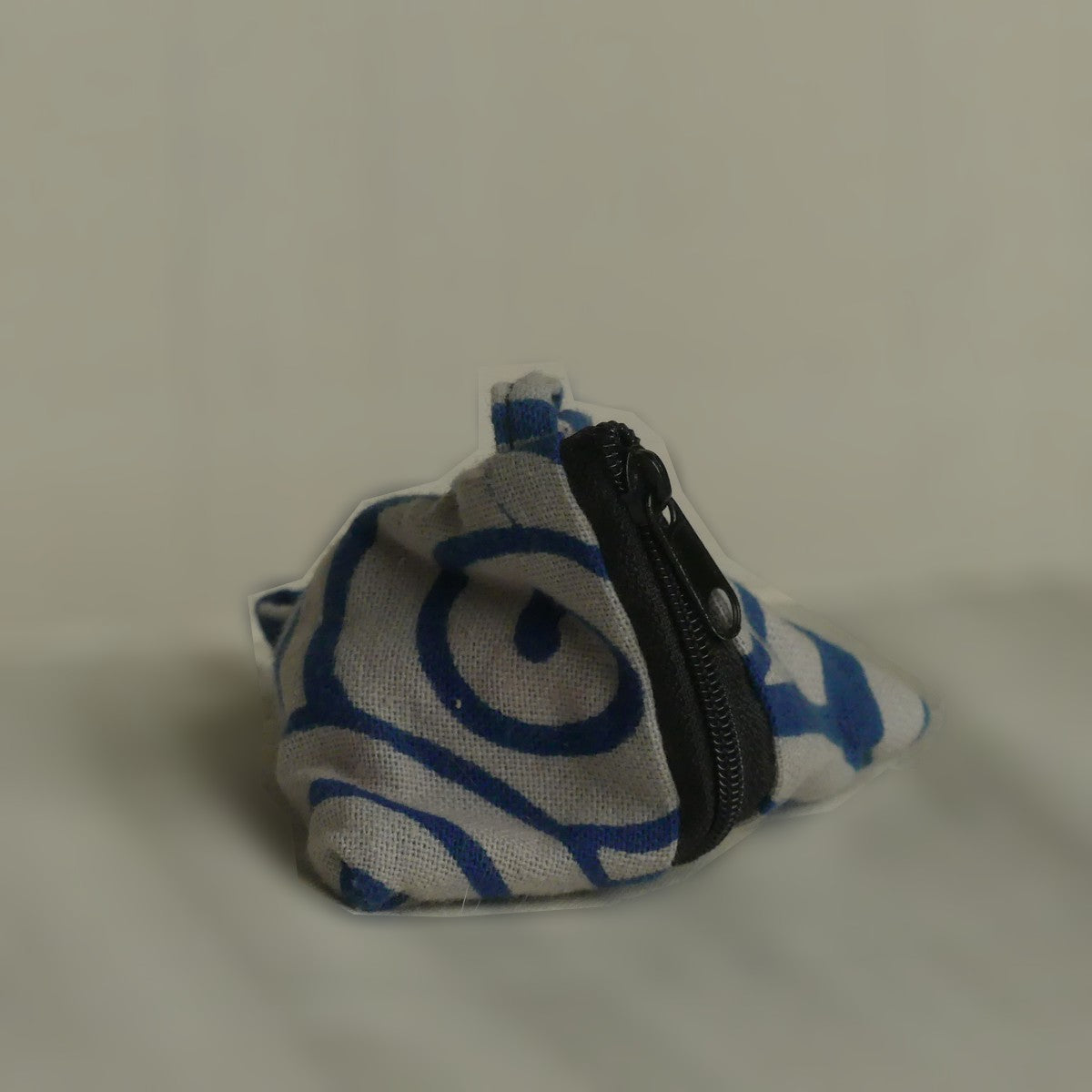 Pochette triangulaire fait main | blanche / bleue