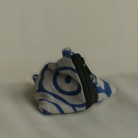 Pochette triangulaire fait main | blanche / bleue