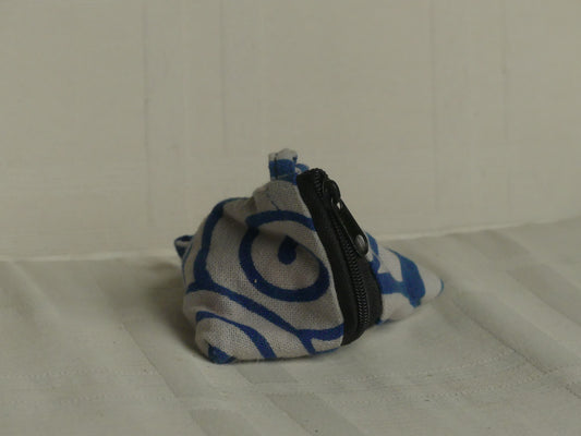 Pochette triangulaire fait main | blanche / bleue